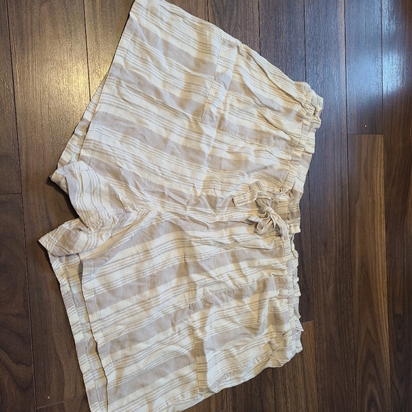 High Rise linen short - Picture 2 of 2